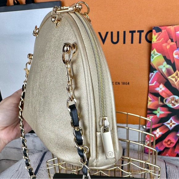 CHANEL gold metallic crossbody pouch CUSTOM with chain and bag charm - Picture 6 of 12